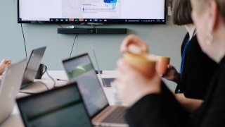 Ansatte i møte. Statistisk sentralbyrå.