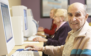 Eldre har svakere sosiale nettverk