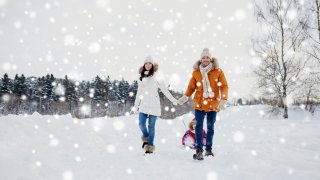 Illustrasjonsfoto av personer ute i snø