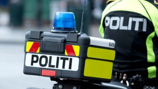 Politimann på politimotorsykkel.