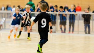 Gutter som spille fotball inne. 