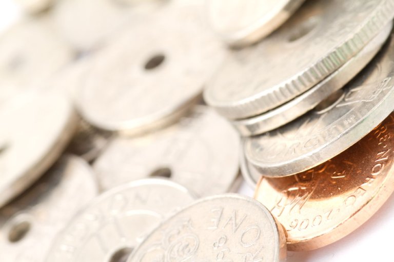 Norske kroner (mynter) som ligger strødd.