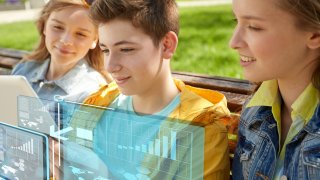 Ungdommer ute på en benk med virtuelle skjermer foran seg