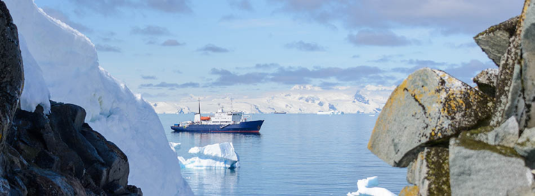Illustrasjonsbilde av forskningsskip i ishav på Svalbard