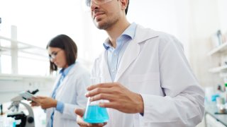 forksere med reagensglass i laboratorium