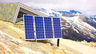Illustrasjonsfoto av solcellepanel på fjellet