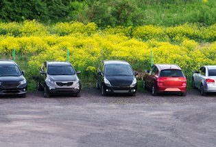 Pakerte biler på parkeringsplass
