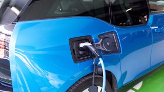 Elbil som står på lading