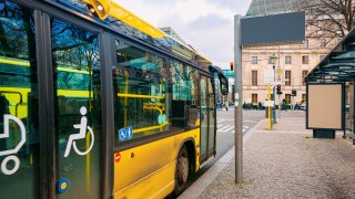 Buss som står i kollektivfelt