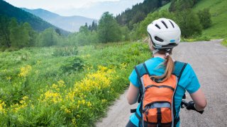 Jente på sykkeltur.