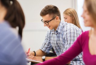 Studenter som jobber med oppgaver i undervisningen.