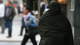 Kvinne i burka eller nikab.