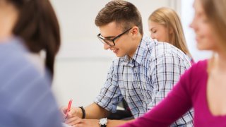 Studenter som jobber med oppgaver i undervisningen.