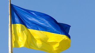 Det ukrainske flagget over parlamentsbygget i Kyiv