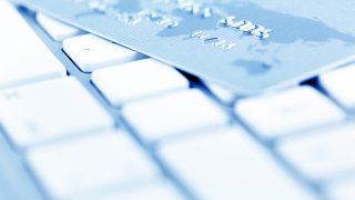 Kredittkort som ligger på et tastatur.