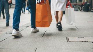 To personer som bærer på shopping-poser.