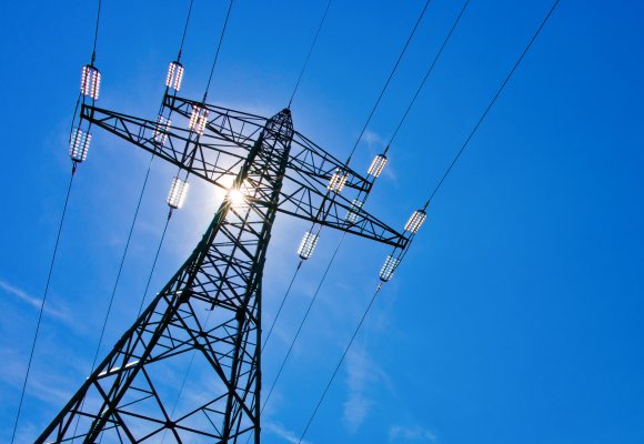 Kraftmast mot blå himmel