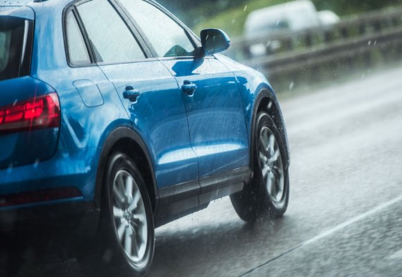 Bil på vei i regnvær.