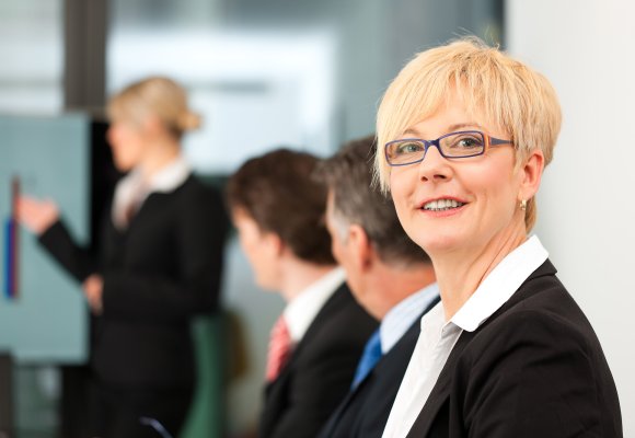 Dame som har presentasjon med tilhørere